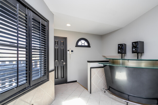 Foto del edificio - 136 W Green Meadows Rd