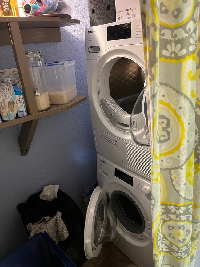 Building Photo - 470 S 39th St