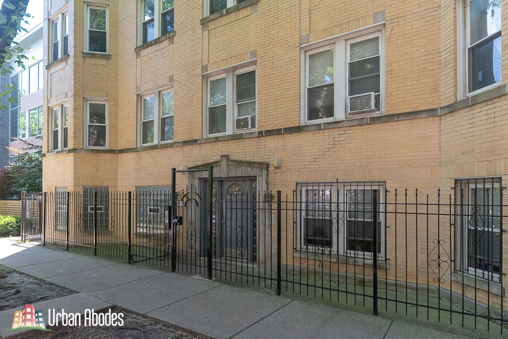 Primary Photo - 1929 W Crystal St