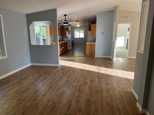 Foto del edificio - 6856 NE West Port Madison Rd