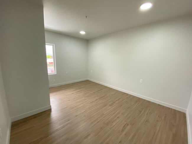 Building Photo - 404 E 5600 S