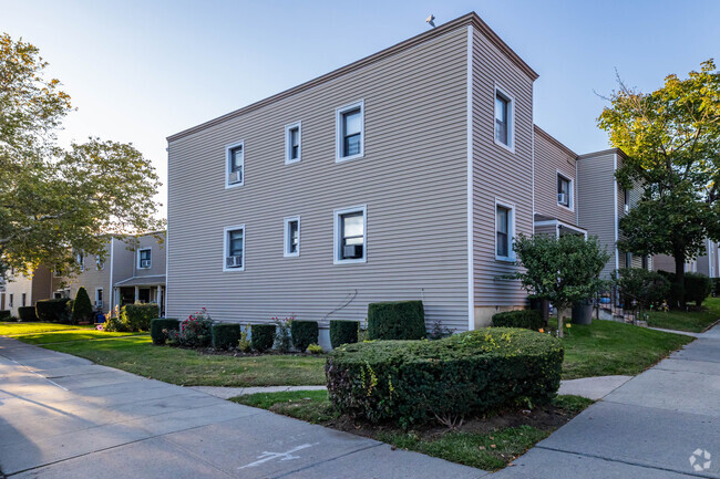 Building Photo - Kew Gardens Oasis Apartments