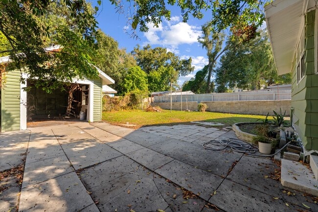 Building Photo - 1010 E Lake Ave