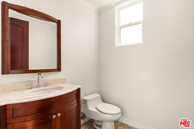 Building Photo - 632 Kings Rd