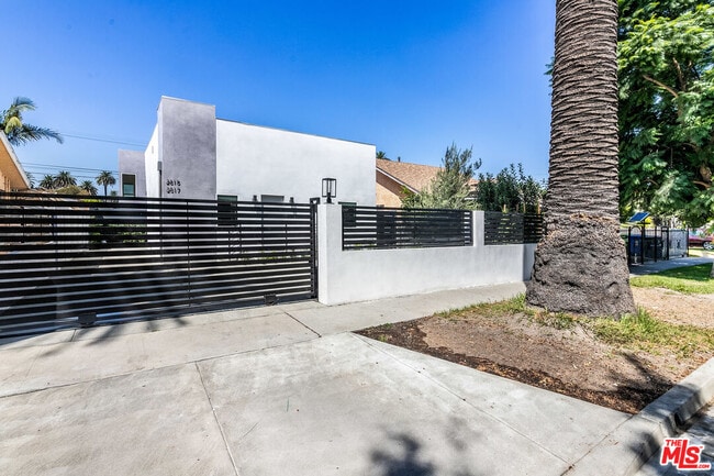 Building Photo - 2815 S Mansfield Ave