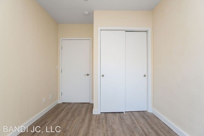 Building Photo - 677 Bergen Ave