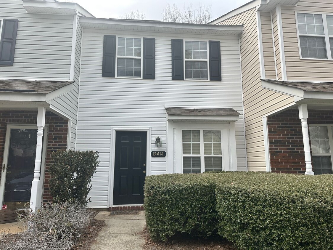 Foto principal - 2 Bedroom Townhome in Maplecrest Complex!!