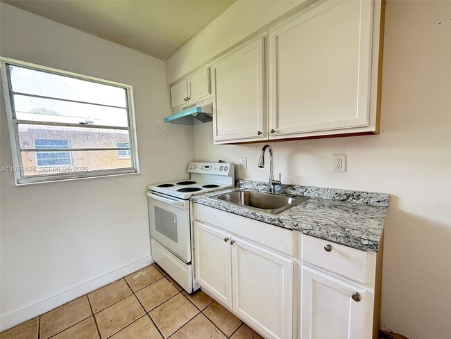 Building Photo - 1703 Palm Dr