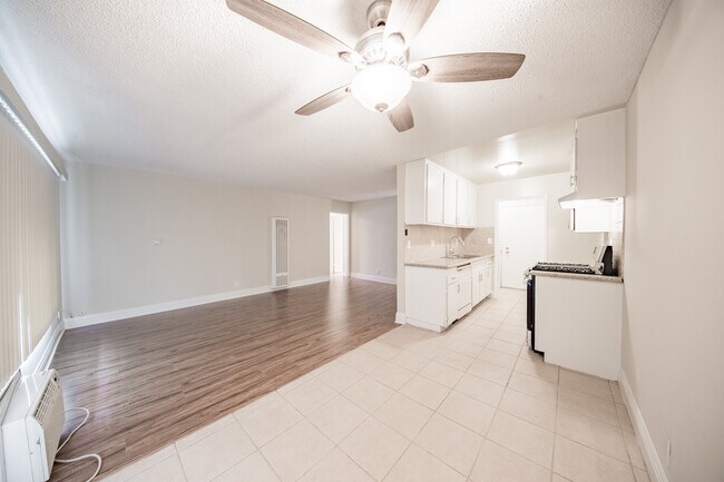 Building Photo - 5851 Hazeltine Ave
