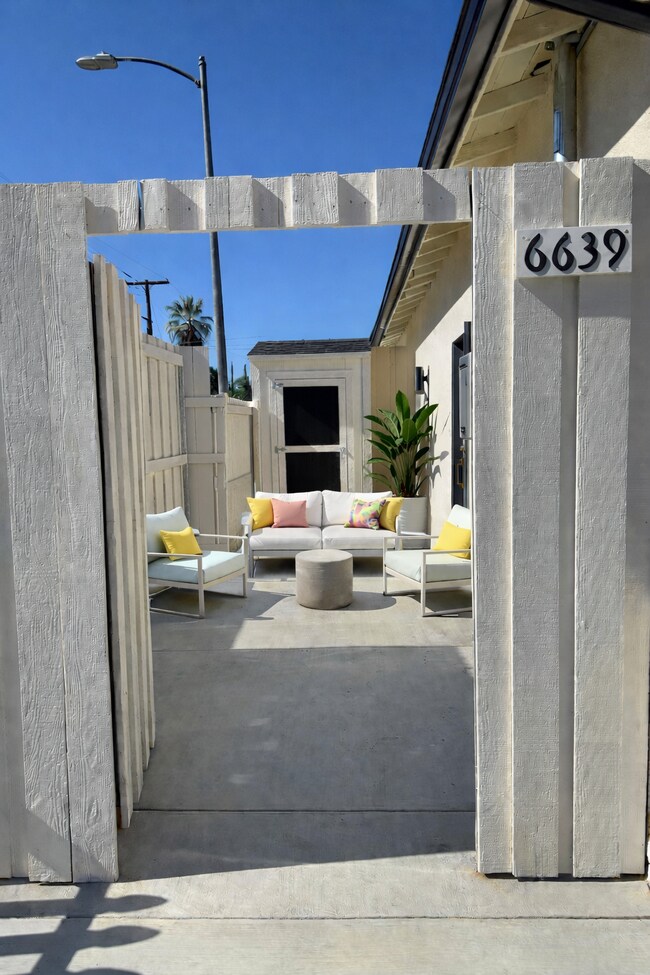 Foto del edificio - 6641 Glade Ave