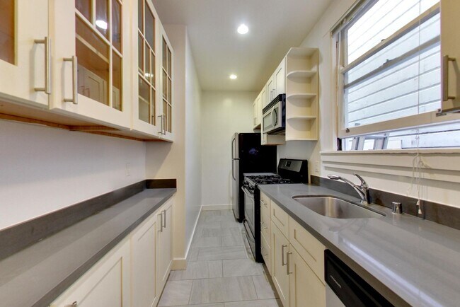 2BR. Private Patio! Parking! DISHWASHER! On-Site LAUNDRY! HARDWOOD! - 2BR. Private Patio! Parking! DISHWASHER! On-Site LAUNDRY! HARDWOOD! Apartment