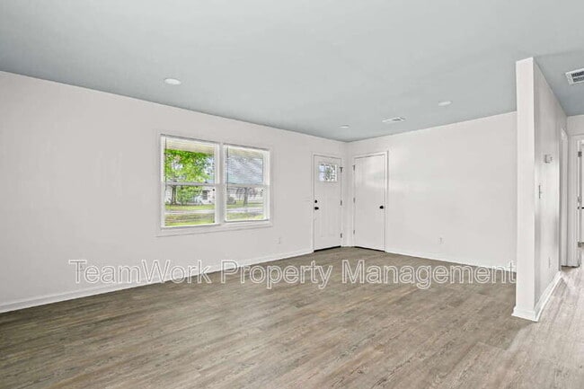 Building Photo - 3012 Azalea Dr