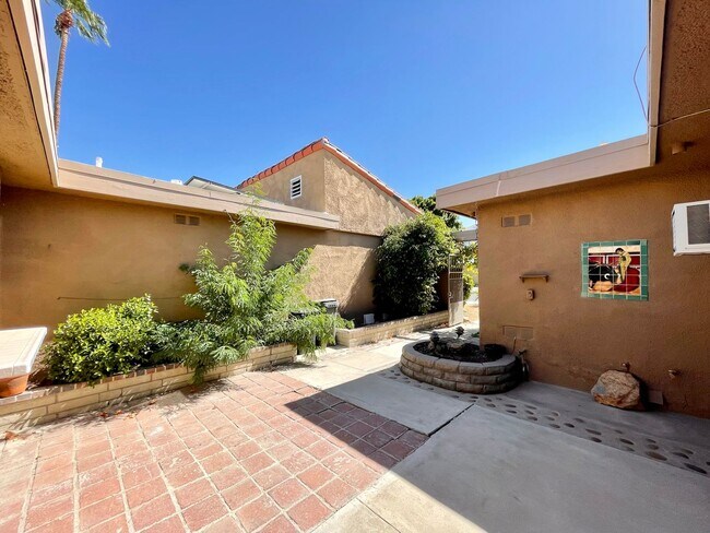 Foto del edificio - COMING SOON!  3 Bedroom 2 Bathroom Condo in Sunrise Country Club