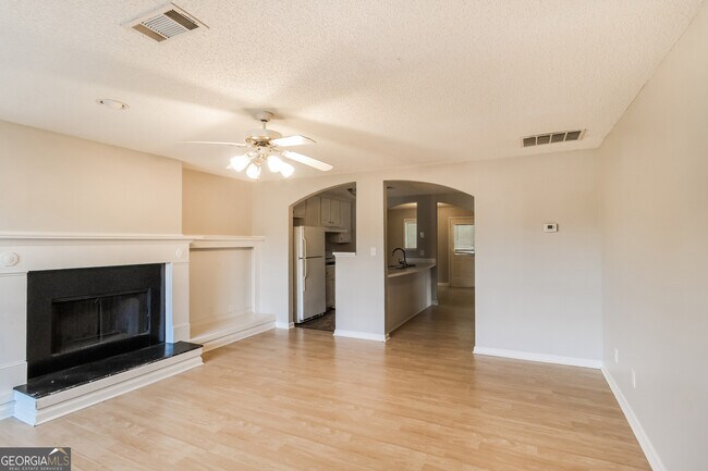 Building Photo - 3163 Deerfield Way