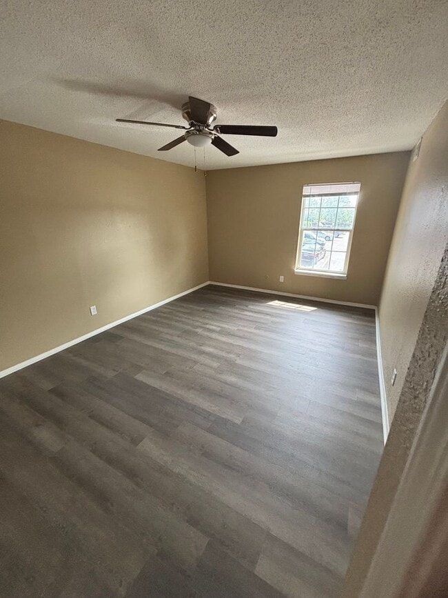 Building Photo - Beautiful 2 Bedroom 1.0 Bath
