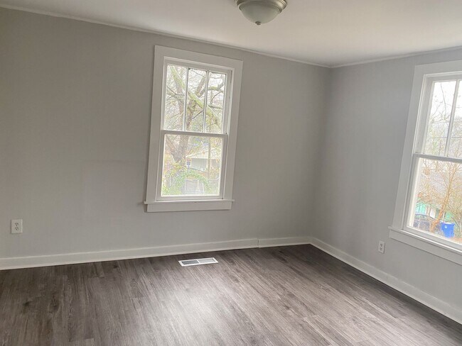Building Photo - Three Bedroom Close to Downtown!