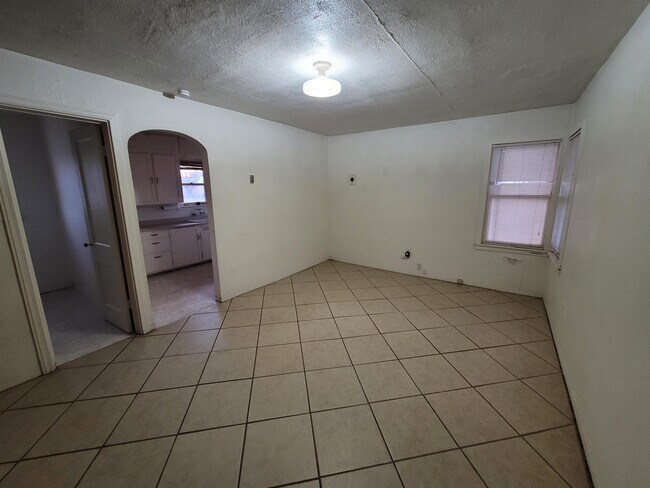 Foto del edificio - 1017 W 14th Ln