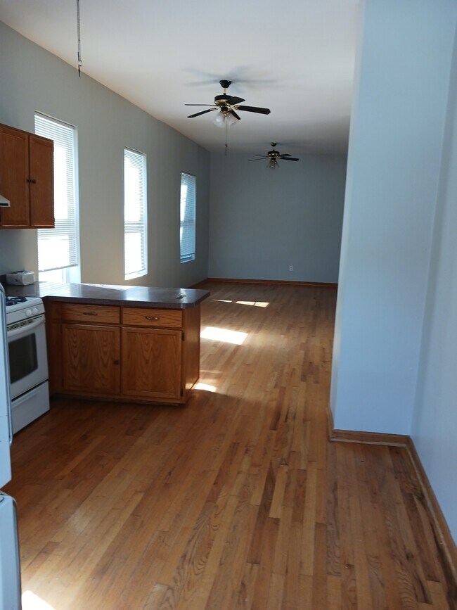 Foto del edificio - 1443 N Bell Ave