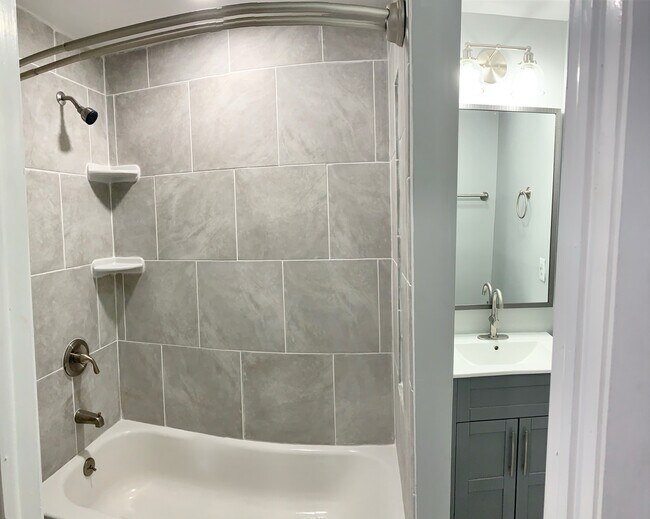Building Photo - 823 Newington Avenue, Unit 2
