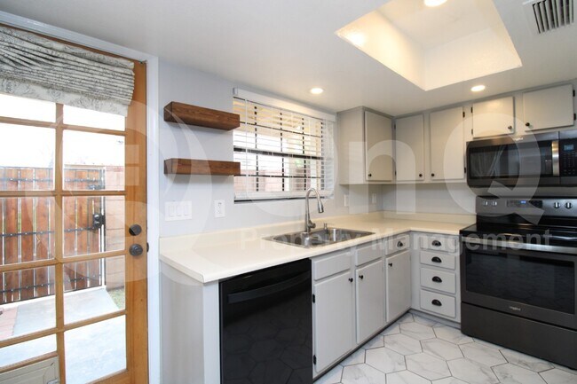 Building Photo - 4850 E Kachina Trail