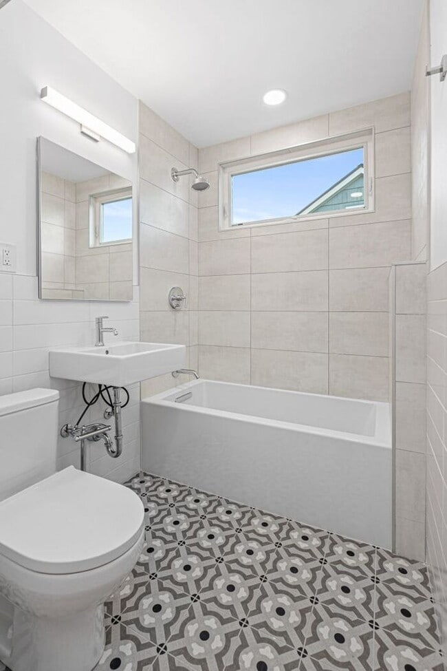 Building Photo - Classic Belvidere Craftsman w/ Air Conditi...