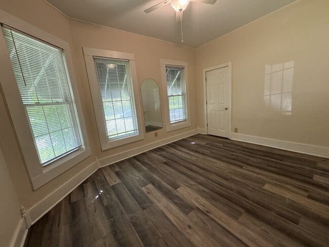 Building Photo - "Cozy 1-Bedroom Gem in Springfield's Heart – Your Perfect Urban Retreat!"