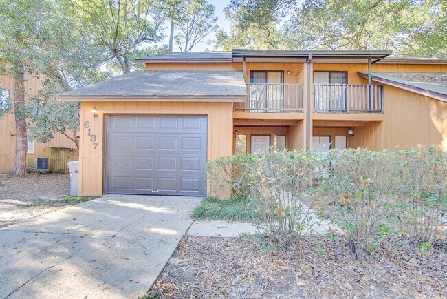 Foto del edificio - Pet-Friendly 3 Bed 1.5 Bath Townhome in a ...