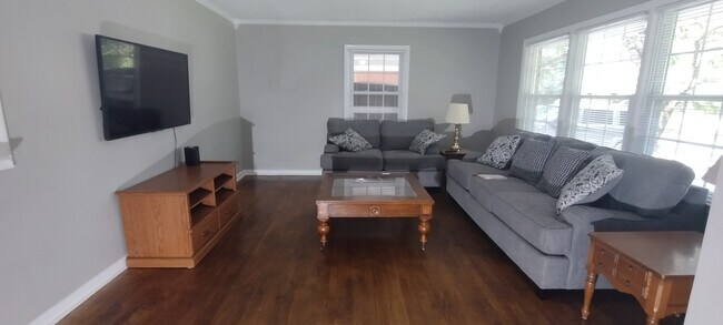 Foto del edificio - Room in House on Pinedale Dr