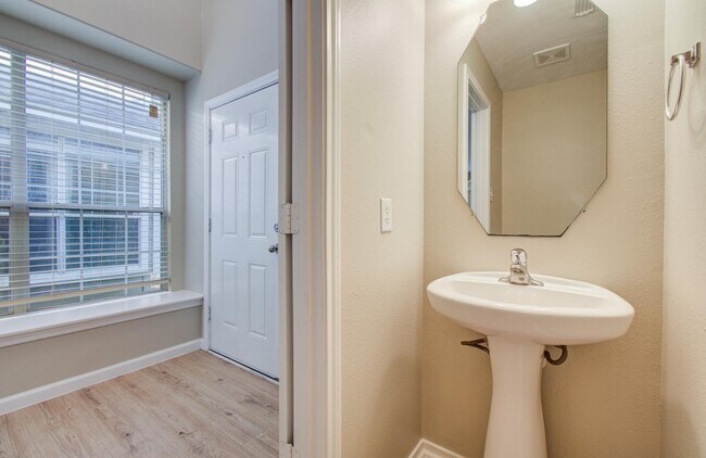 Foto del edificio - 17230 Oakwood Chase Dr