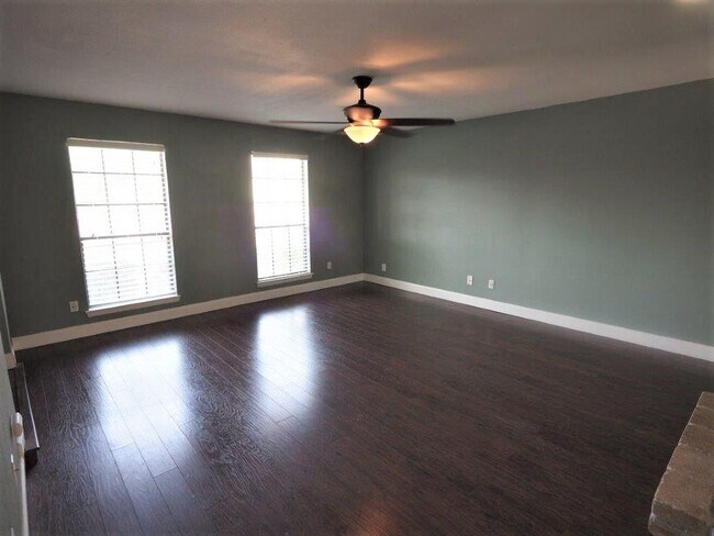 Building Photo - 8938 N Plaza Ct