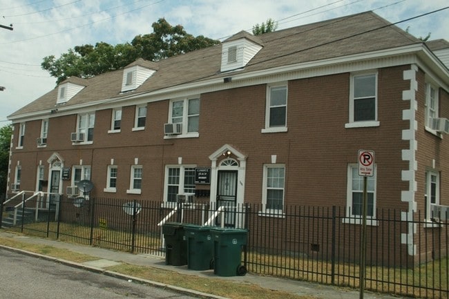 Building Photo - 364 Cossitt Pl