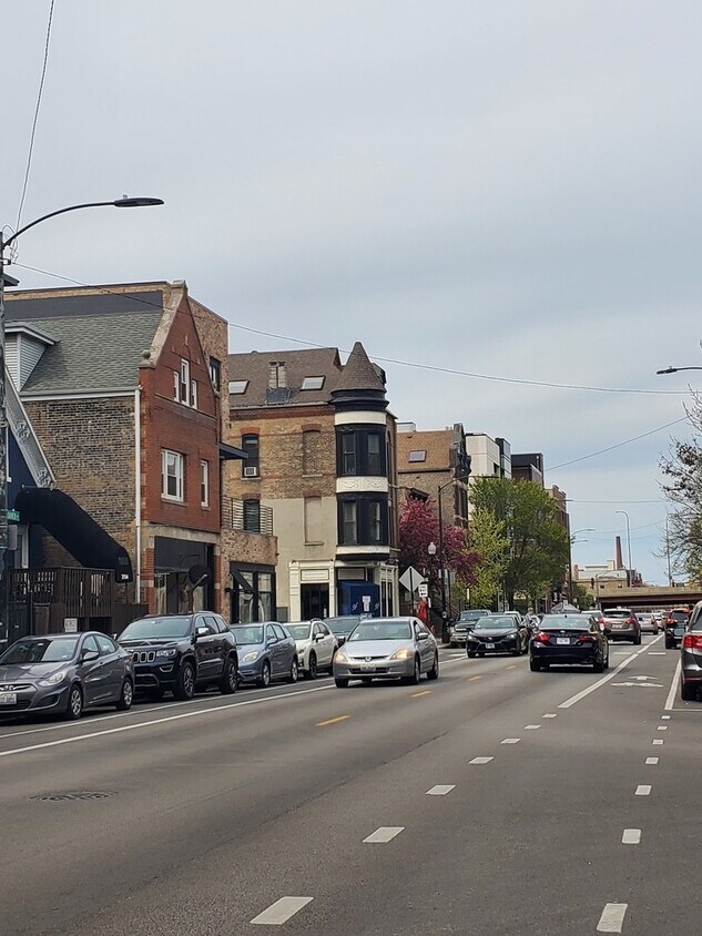 Foto del edificio - 2062 N Damen Ave