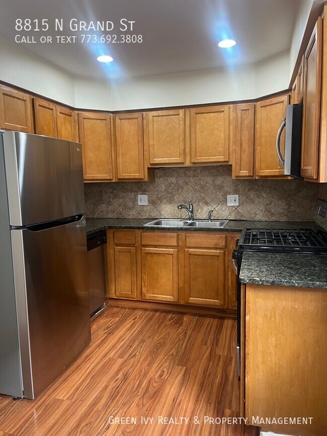 Building Photo - Spacious 3 bd 1.5 bth Townhome in Niles!