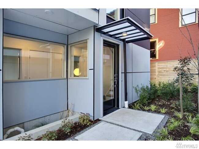 Building Photo - 513 20th Ave E