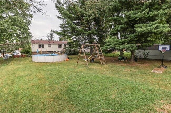 Building Photo - 3935 Mistletoe Dr