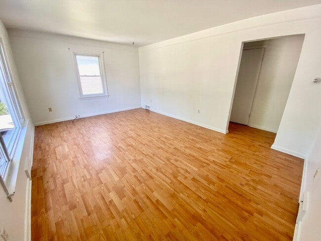 Building Photo - 4 bedroom house  Close to EMU in Ypsilanti- Available Fall 2026