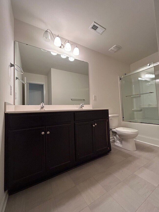 Foto del edificio - Beautiful 3-Bed, 2.5 Bath Home with Open F...