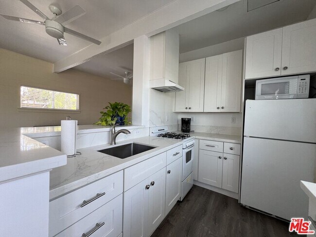 Foto del edificio - 8208 Truxton Ave