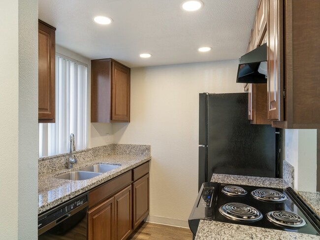 Modern Appliances in Kitchen - Edgewater Isle Apartments and Townhomes