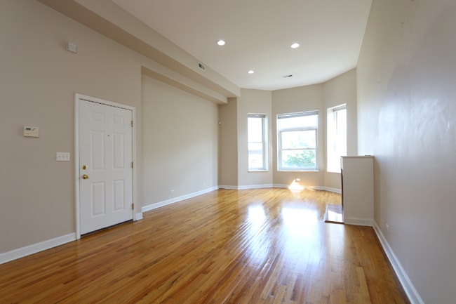 Building Photo - 3144 S Prairie Ave