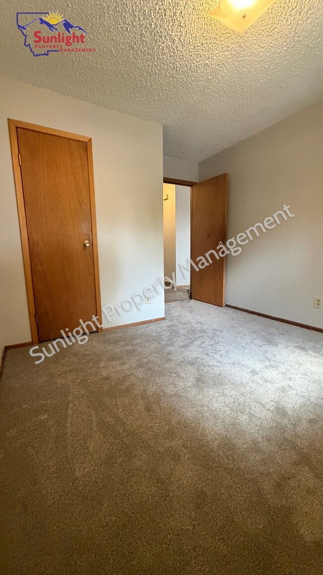 Building Photo - Spacious 2 Bedroom, 1 Bath Duplex with Garage and Laundry Room
