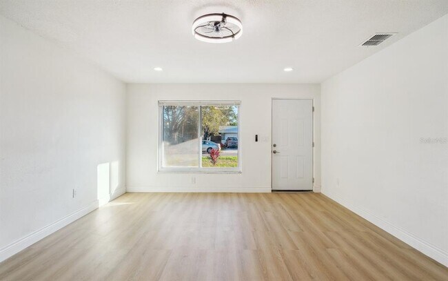 Building Photo - 427 92nd Ave N