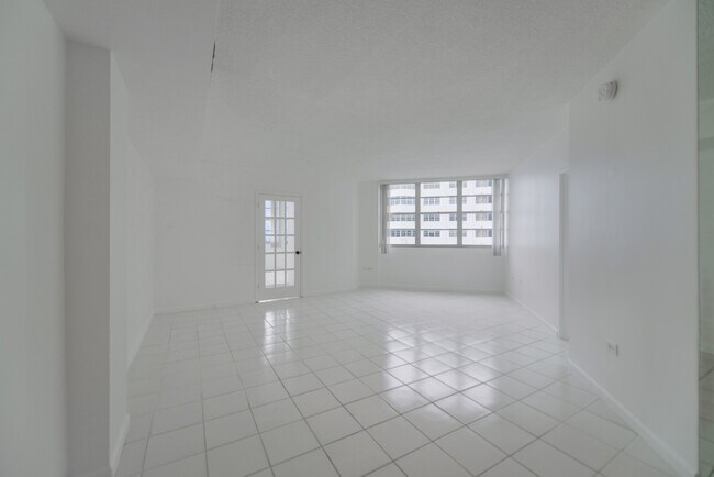 Foto del edificio - 801 Brickell Bay Dr