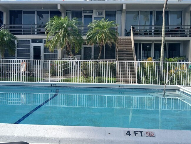 Foto del edificio - 901 N Birch Rd