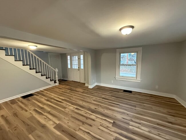 Building Photo - 127 4th St