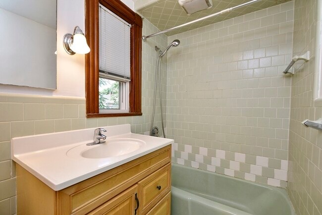 Building Photo - 43 Oakridge St