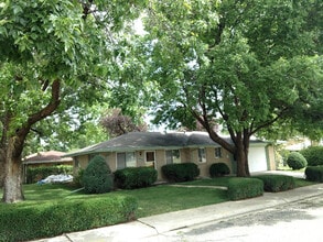Building Photo - 800 N 10th St