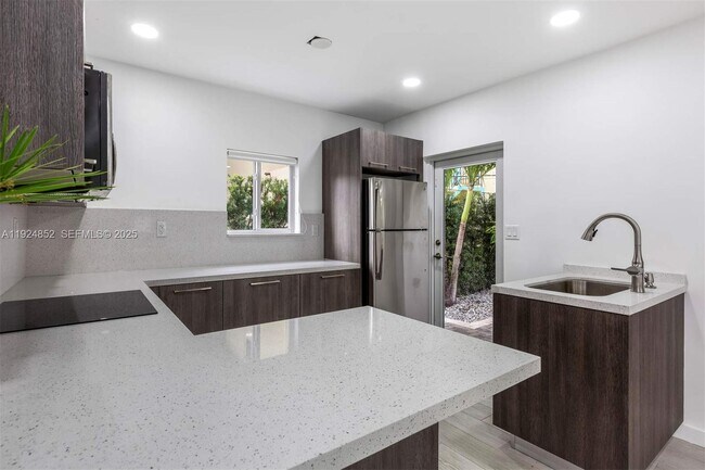 Foto del edificio - 623 NE 61st St