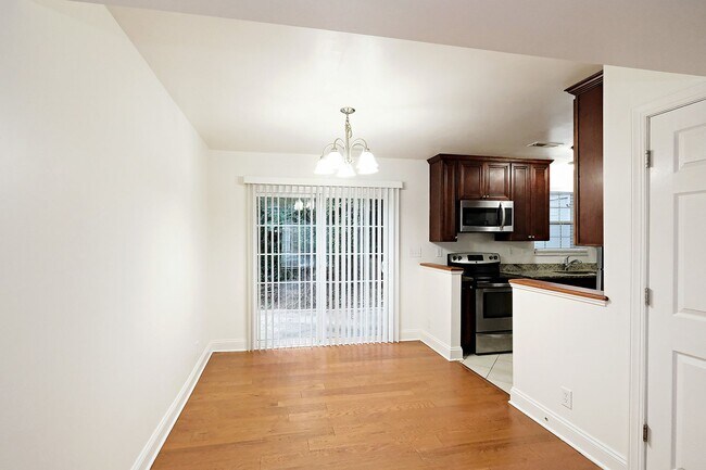 Building Photo - 117 Longwood Dr