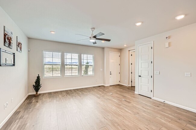 Foto del edificio - Evolve Real Estate: Available Immediately! Almost NEW Large 3 Bedroom in STERLING RANCH!